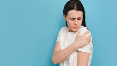 causes of shoulder pain in female