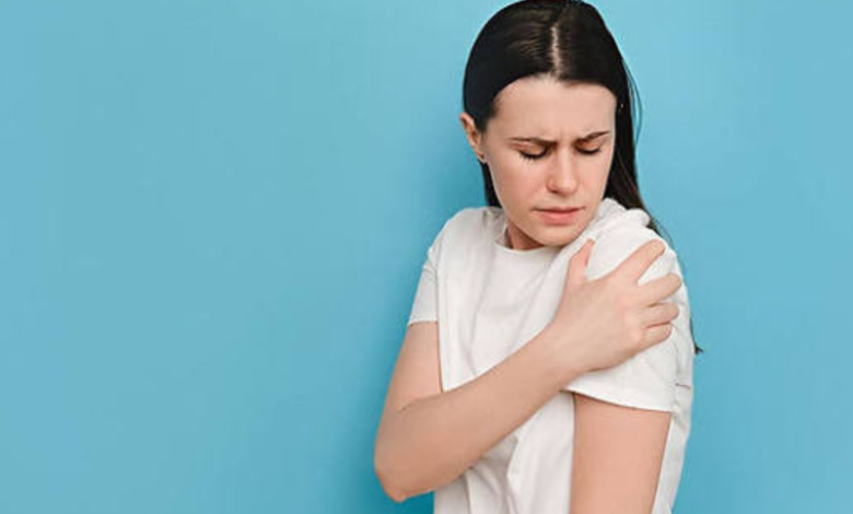 causes of shoulder pain in female